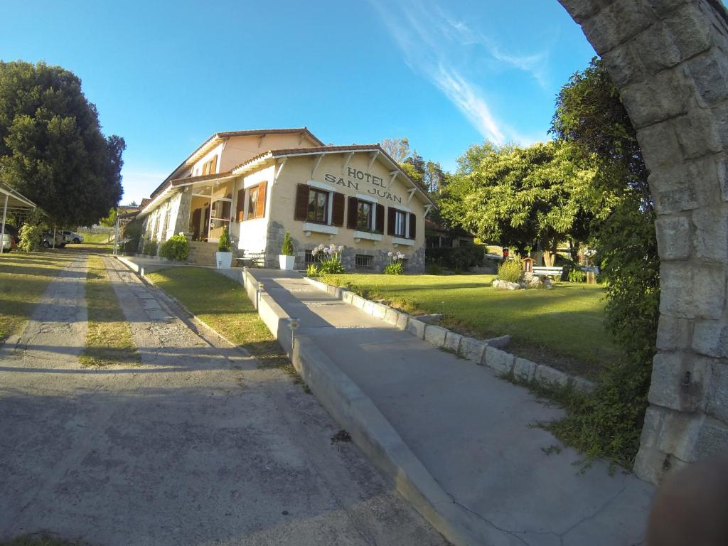 吉亚迪诺镇圣胡安酒店的街道前有拱门的房子