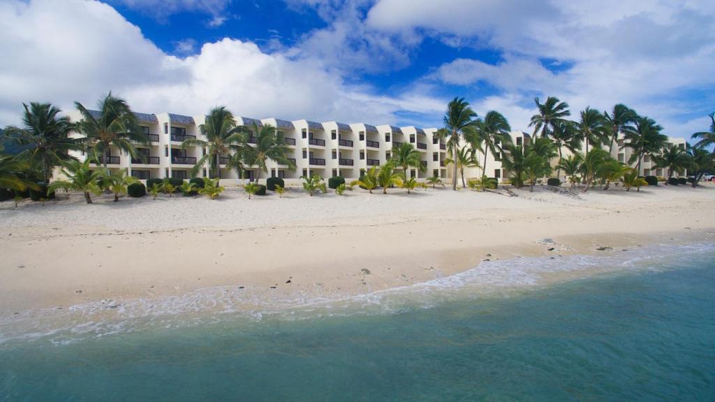 拉罗汤加厄齐沃特温泉度假村酒店的海滩上可欣赏到酒店景色