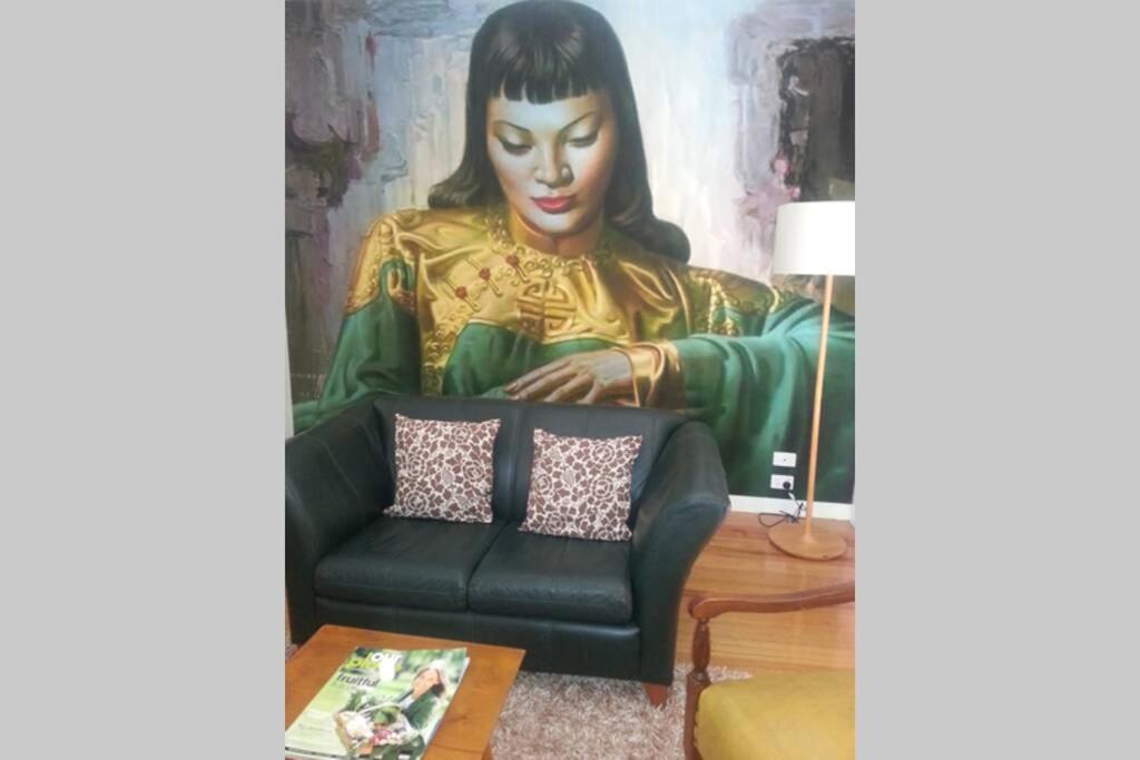吉朗Stunning City Townhouse的客厅里画着一幅女人的画