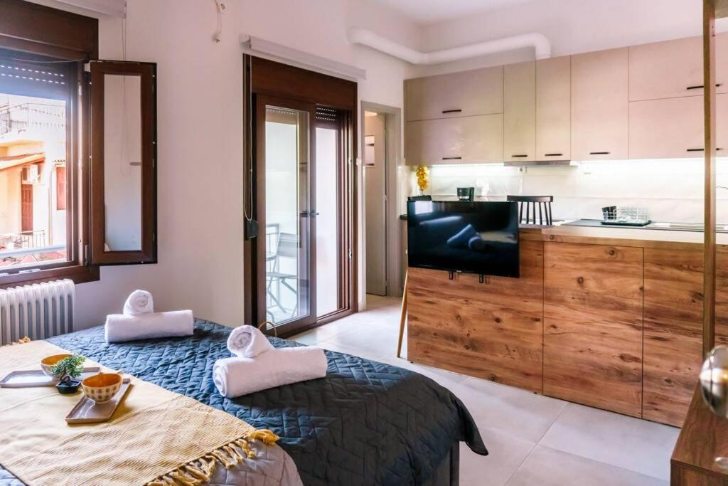 卡拉内拉Kala Nera seaside bnb的配有床和电视的客房以及厨房