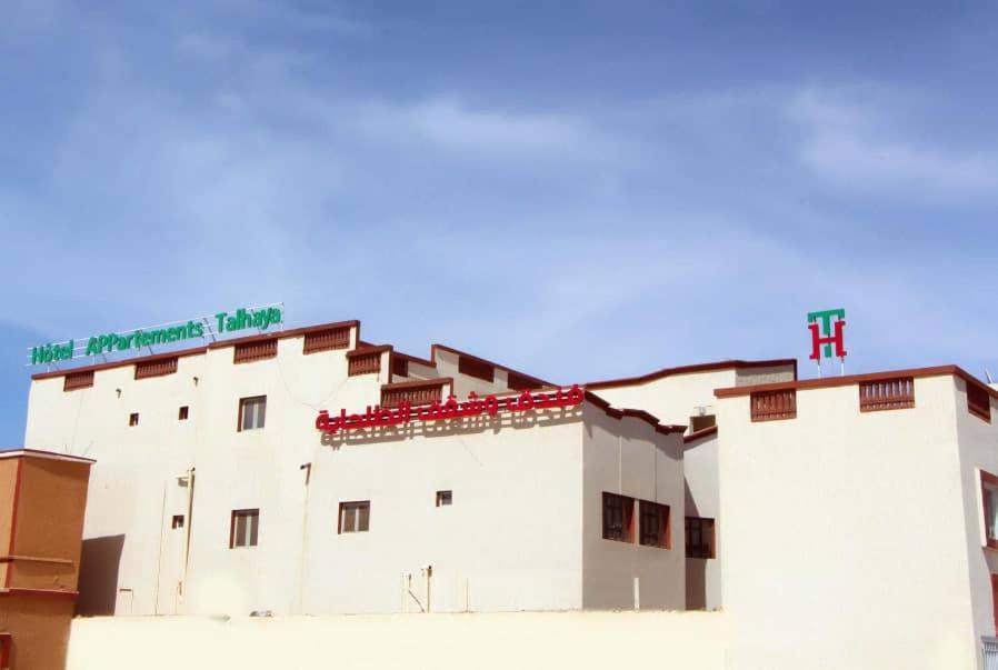 努瓦克肖特Hotel Suites TALHAYA, NOUAKCHOTT的上面有十字架的白色建筑