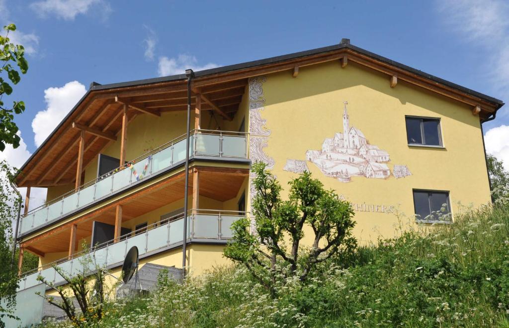施库尔Buorcha的黄色的建筑,在建筑的一侧画着画