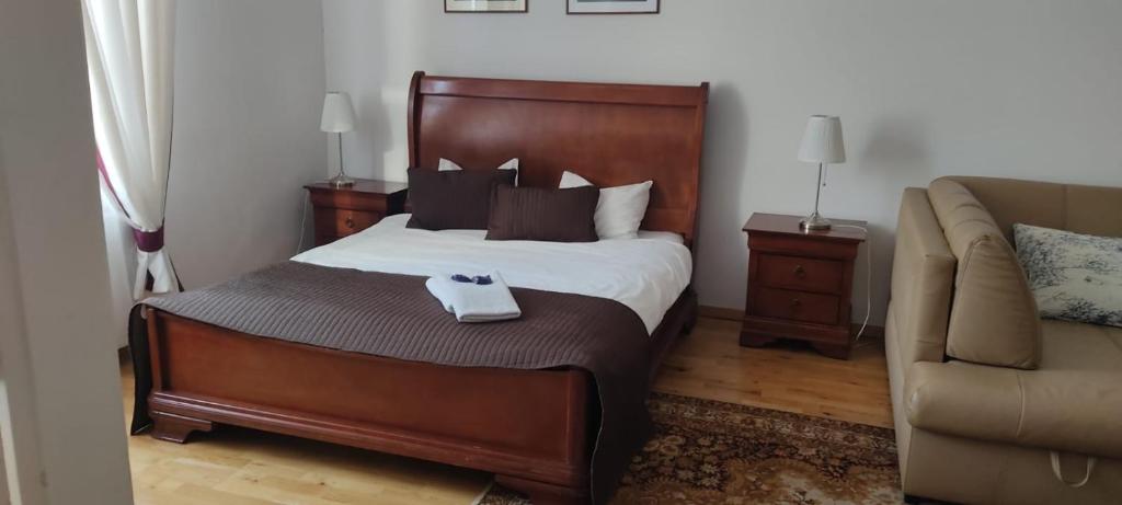 克拉科夫圣托马斯公寓的一间卧室配有一张大床和一张沙发