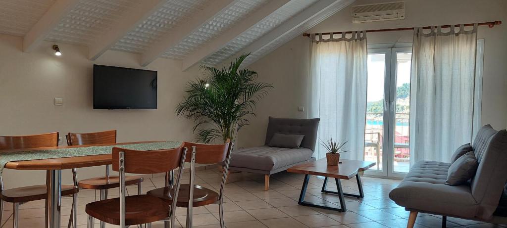 帕尔加Pension Alexandra的客厅配有桌椅和电视。
