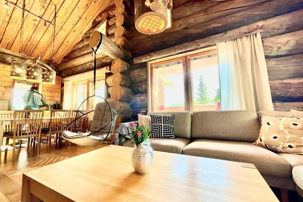 鲁卡Ruka View at the Slopes Ski in, Family & Bike Park, National Park, hike trails - Lapland Villas的客厅配有沙发和桌子