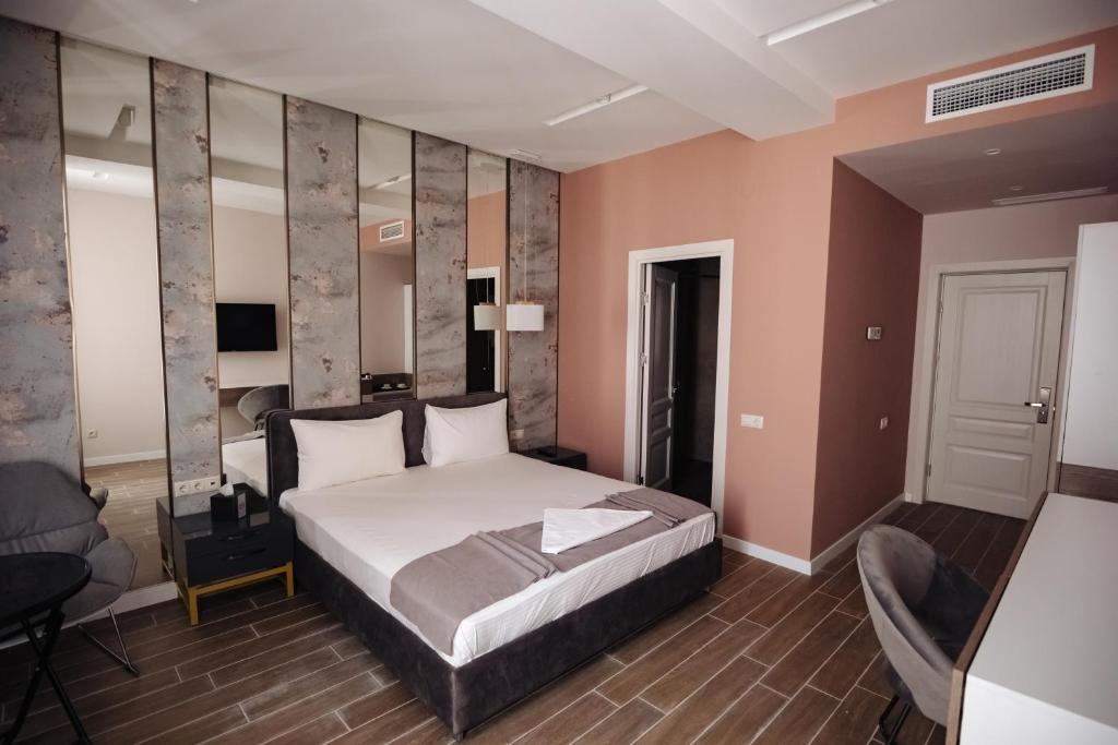 埃里温GS Premium的一间卧室,卧室内配有一张床和一把椅子