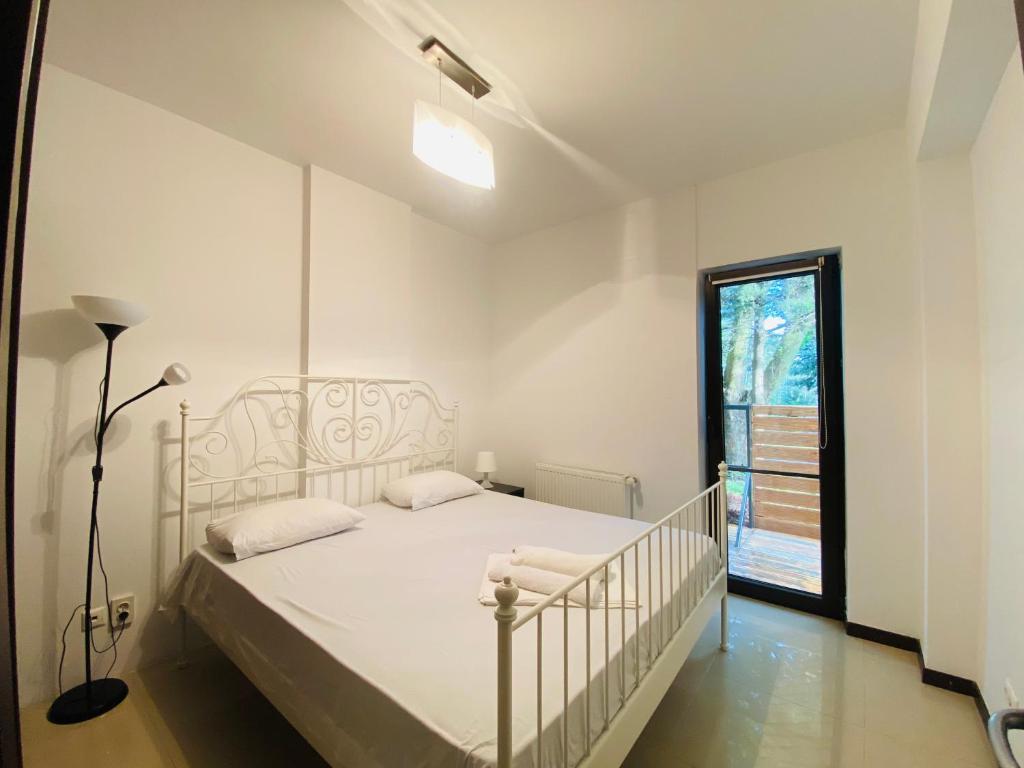 尼普顿Ambro Olimp apartment的卧室配有白色的床和窗户。
