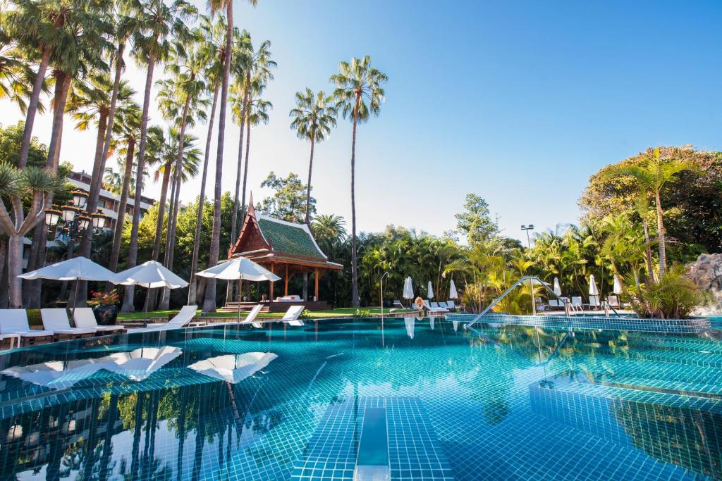 拉克鲁斯东方植物园水疗花园酒店的度假酒店的游泳池