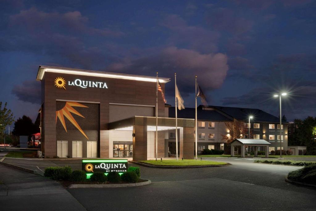 斯普林菲尔德La Quinta Inn & Suites by Wyndham Springfield的前面有北欧标志的建筑