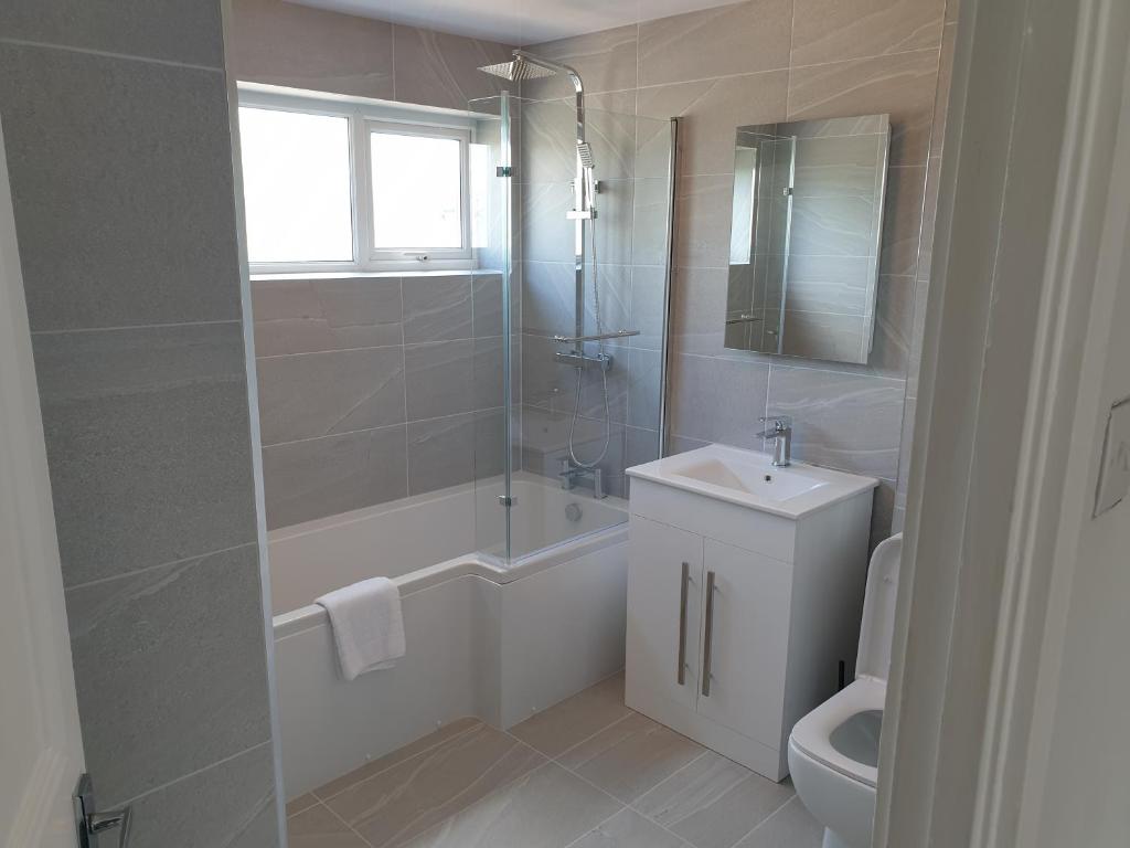 华盛顿Washingtons Diamond 3 Bedroom House Sleeps 6的带淋浴水槽和卫生间的浴室