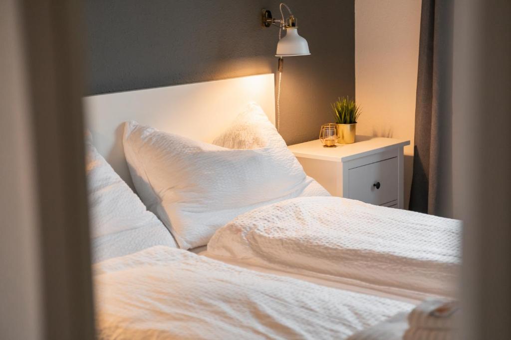 HasleKALCHOFEN Restaurant Hotel Eventhouse的一间卧室配有带白色床单和枕头的床。