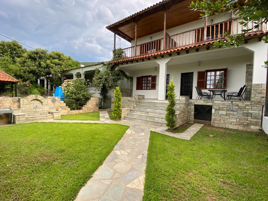 斯塔夫罗斯Casa Lanardi, Stavros的一座带庭院和草地庭院的房子