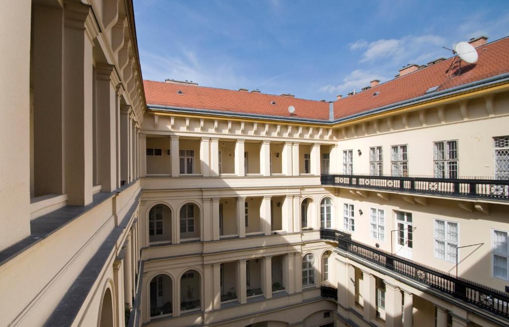 布达佩斯布达佩斯NN公寓酒店的从建筑的庭院中可欣赏到风景
