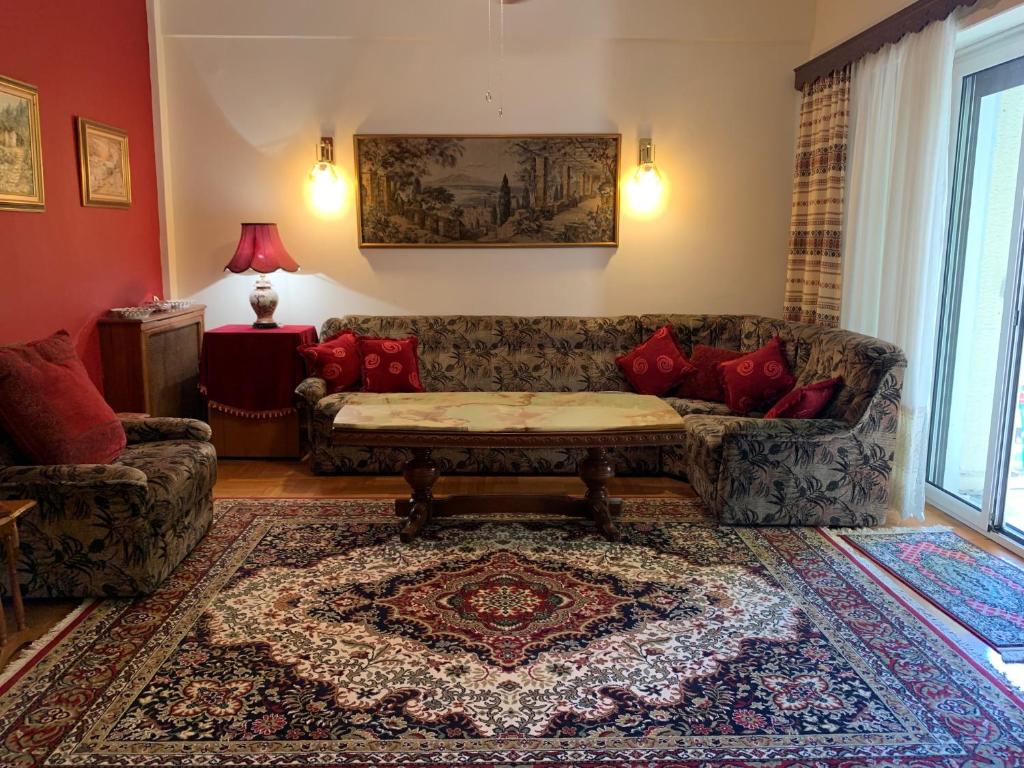 雅典HIGH QUALITY 110qm 2BR at Simos-Lux-Apartment的带沙发和红色枕头的客厅