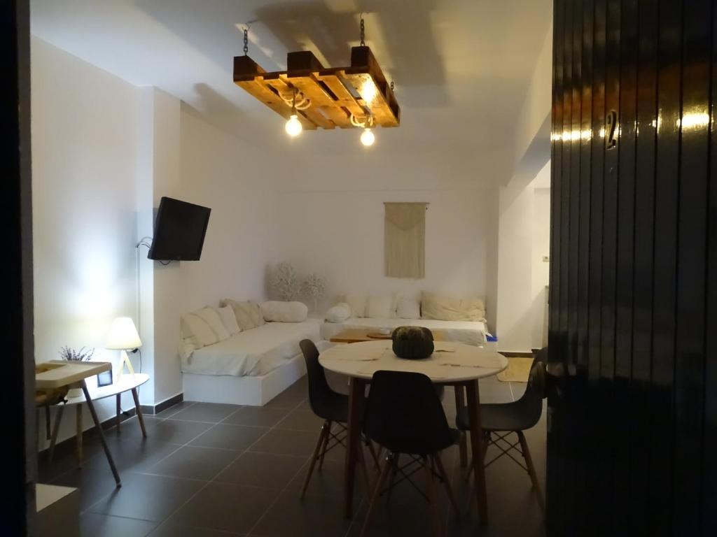 古厄庇道鲁斯D&D apartments的客厅配有桌子和沙发