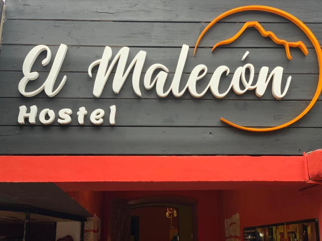 卡皮亚德尔德尔蒙特Malecon en calle Techada Hostel的餐厅前的标志