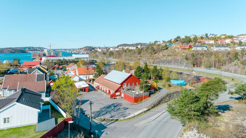 阿伦达尔Krøgeneslåven Microtel的享有小镇的空中景色,设有房屋和道路