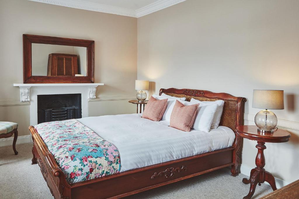 因弗雷里因弗雷里黑刺莓旅馆的一间卧室配有一张带壁炉和镜子的床