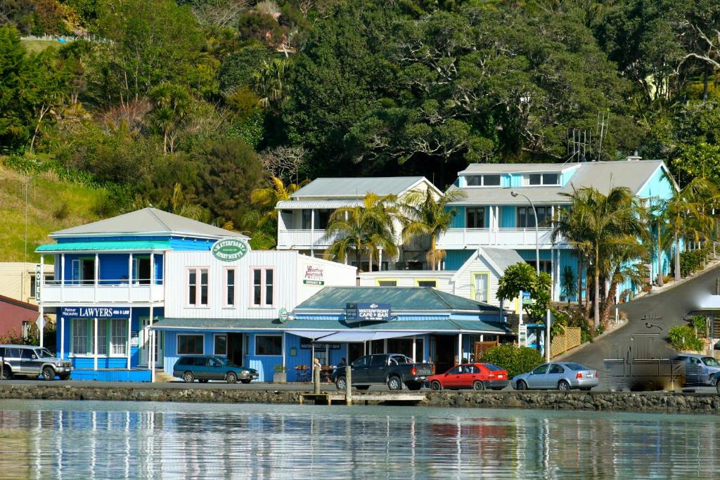 芒奥努伊Mangonui Waterfront Apartments的蓝色和白色的建筑,靠近水体