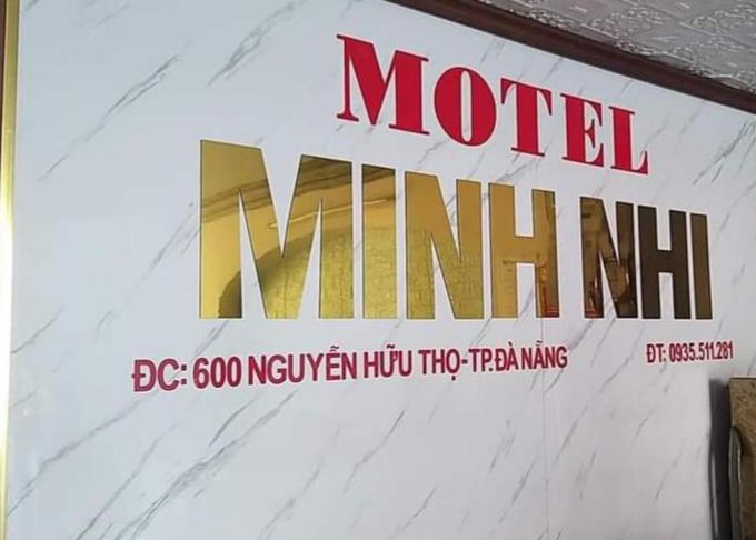 岘港NHÀ NGHỈ MINH NHI的墙上的汽车旅馆住宿标志