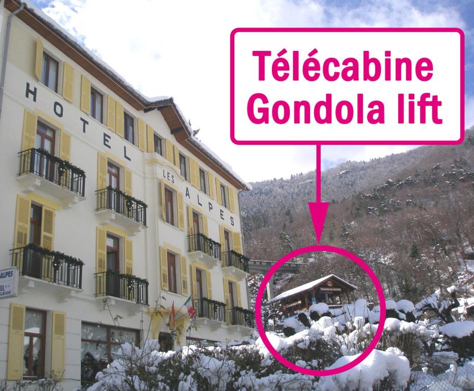 布里德莱班阿尔卑斯酒店的建筑前的电话缆车标志