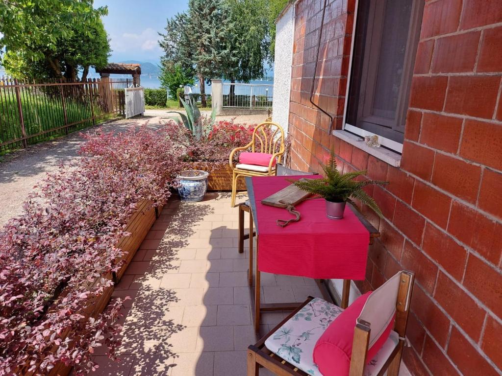 多尔梅莱托Bnbook Lago Maggiore Studio 2的一个带桌椅的庭院和一个窗户。