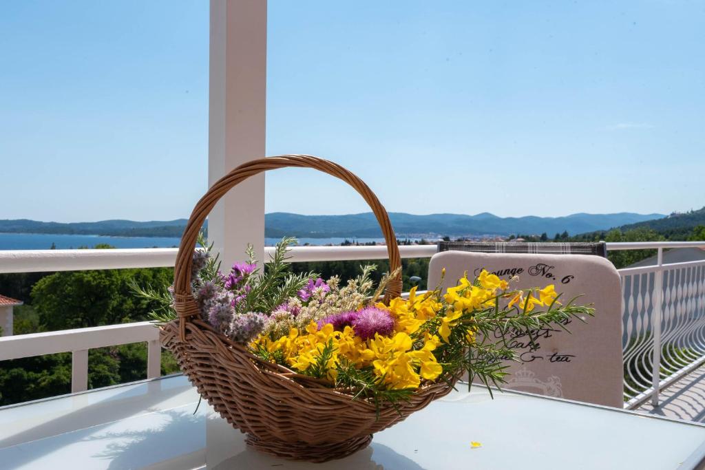 奥瑞比克Villa Marina的坐在桌子上一篮子的鲜花