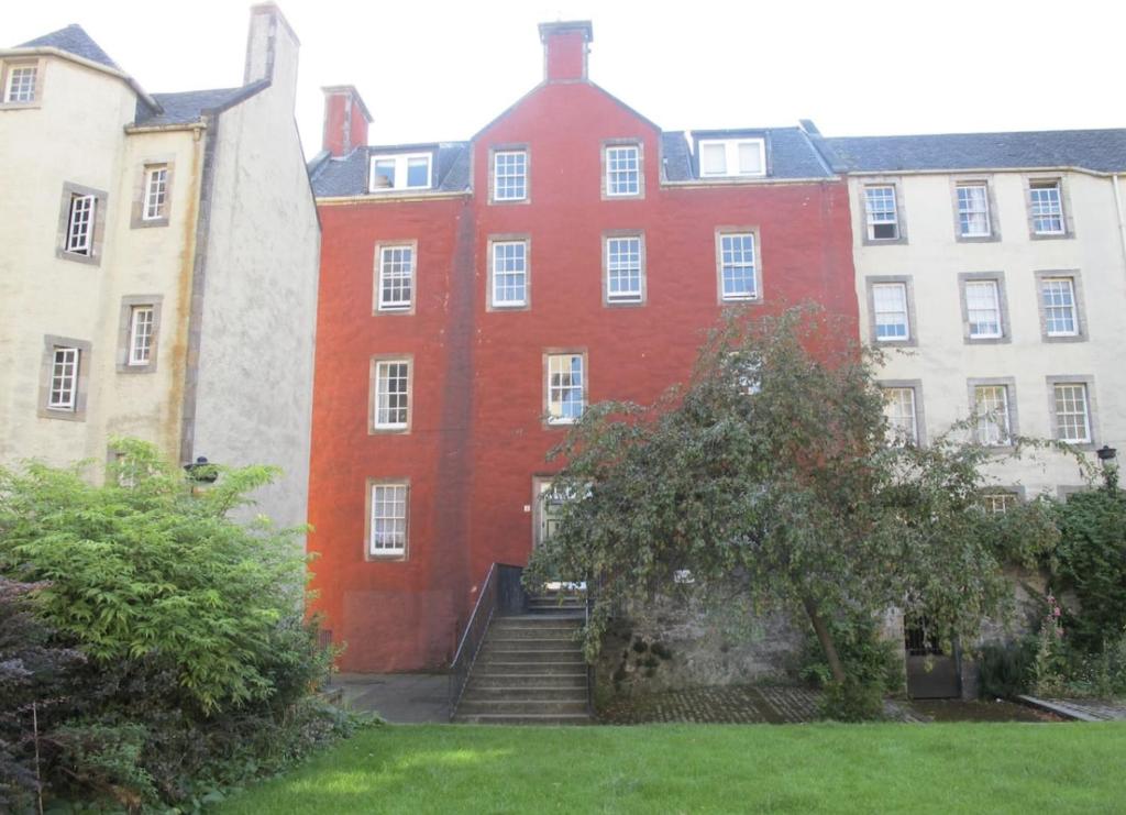 爱丁堡2 Chessels Court, Flat 3的前面有楼梯的红色建筑