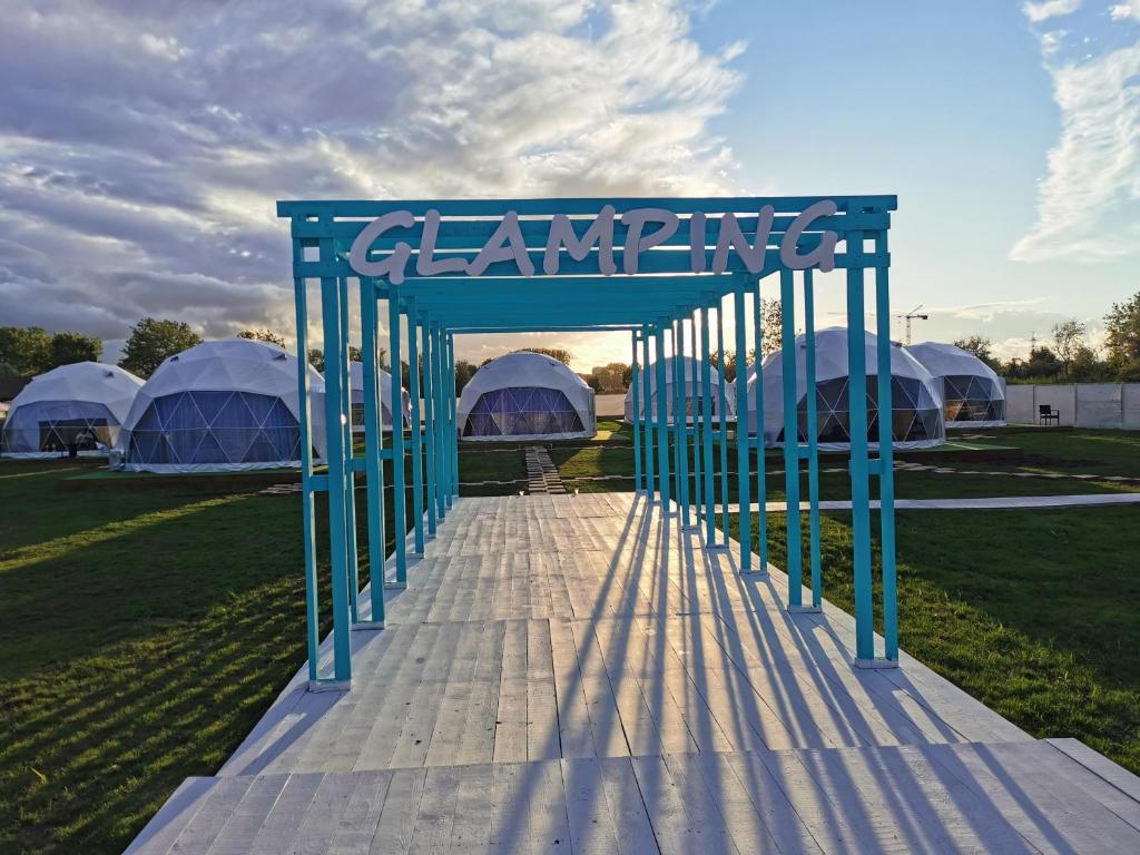 那沃达利Glamping By The Sea的蓝色拱门,在田野上搭帐篷