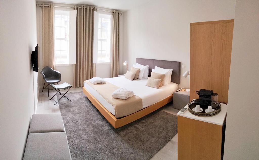 布拉加Souto Guest House的一间卧室配有一张床和一把椅子