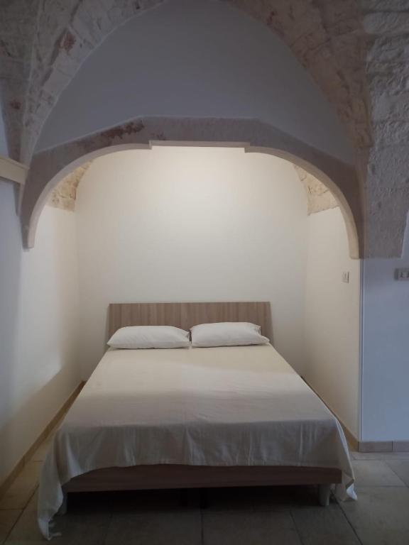 切列梅萨皮卡La casa di Chicca的白色客房的一张床铺,设有大窗户