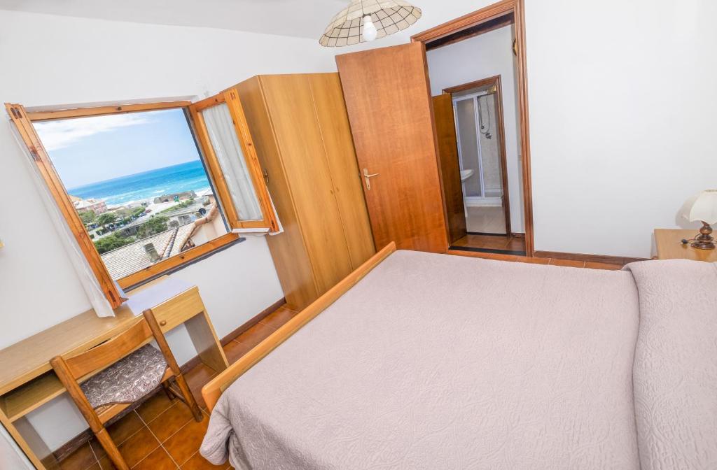 德瓦玛丽娜Tinetto Brezza di mare的一间卧室配有一张床,享有海景