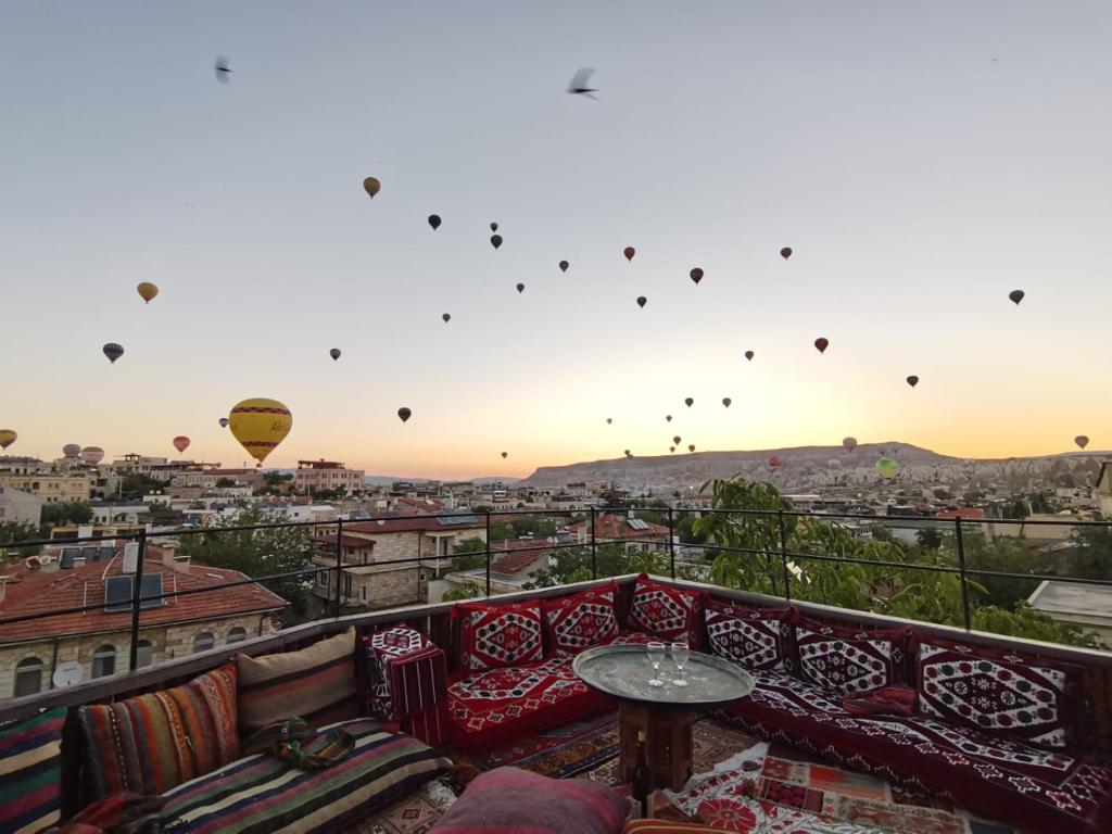格雷梅老城石楼住宿加早餐旅馆的阳台配有沙发和空中热气球