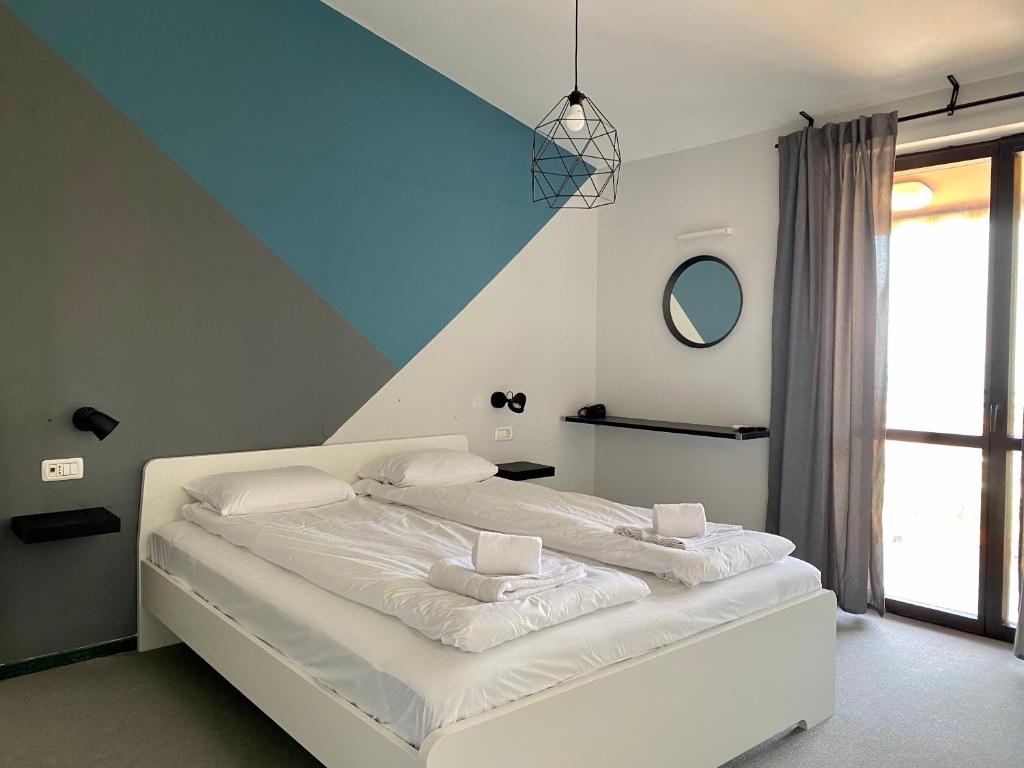 波尔托罗Villa Darina的卧室配有白色床和蓝色天花板