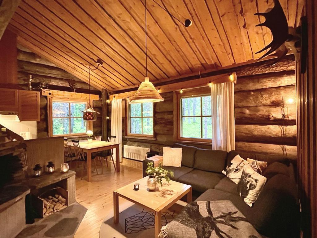 普哈圣山Lapland Lodge Pyhä Ski in, sauna, free WiFi, national park - Lapland Villas的客厅配有沙发和桌子