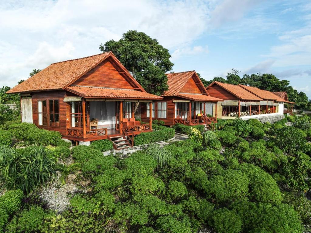 WahaMarind Dive Eco Resort的森林中的一排木房子