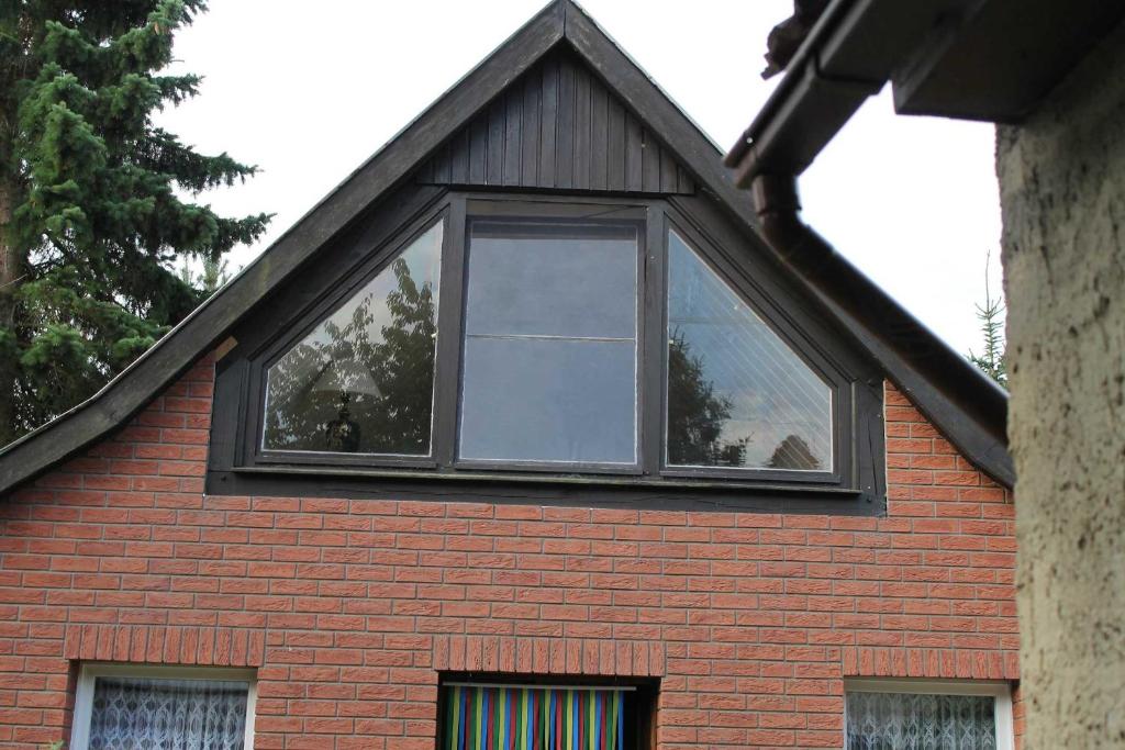 滨湖克拉科Ferienquartiere Roloff的砖屋边的窗户