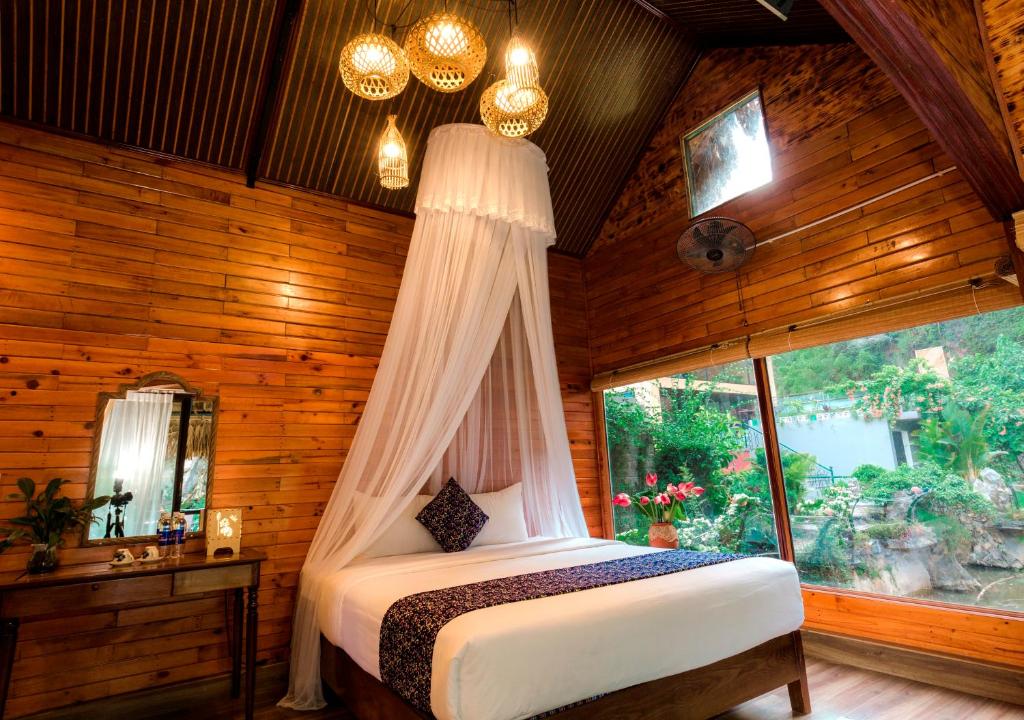 宁平Tam Coc Lion Kings Hotel & Resort的一间带床的卧室,位于带窗户的房间内
