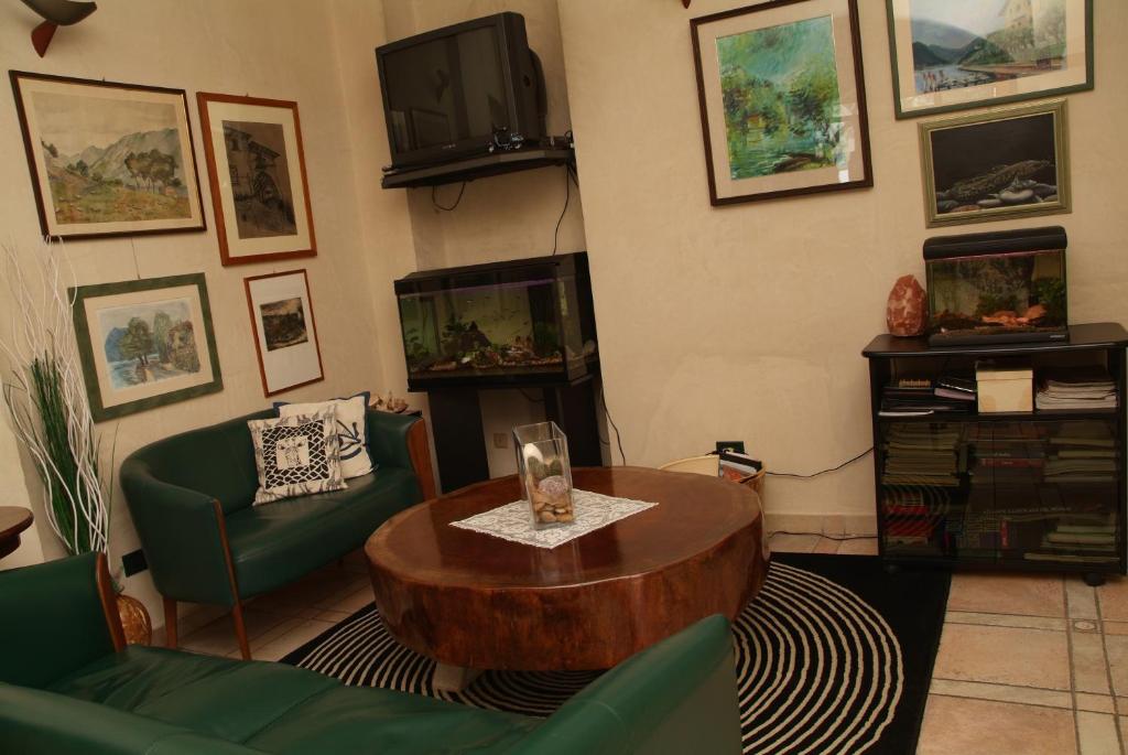 蒙泰伊索拉蒙泰伊索拉森林酒店的客厅配有咖啡桌和椅子
