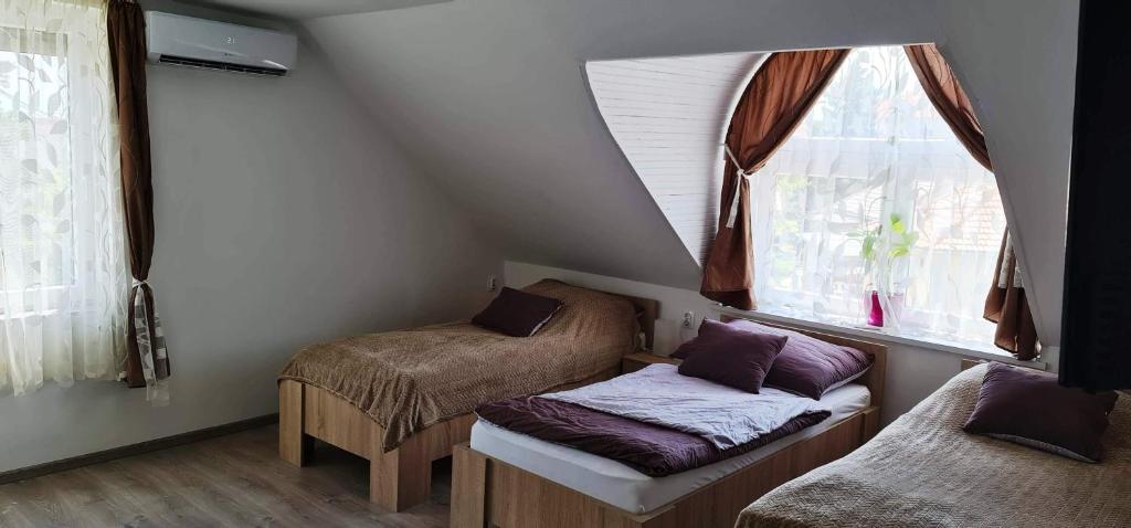 佩奇收获小屋酒店的客房设有两张床和窗户。