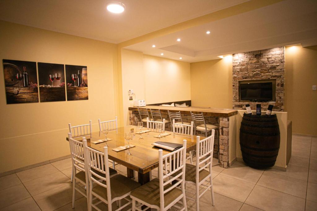 圣拉斐尔La Finca Multiespacio的一间带桌子和酒桶的用餐室