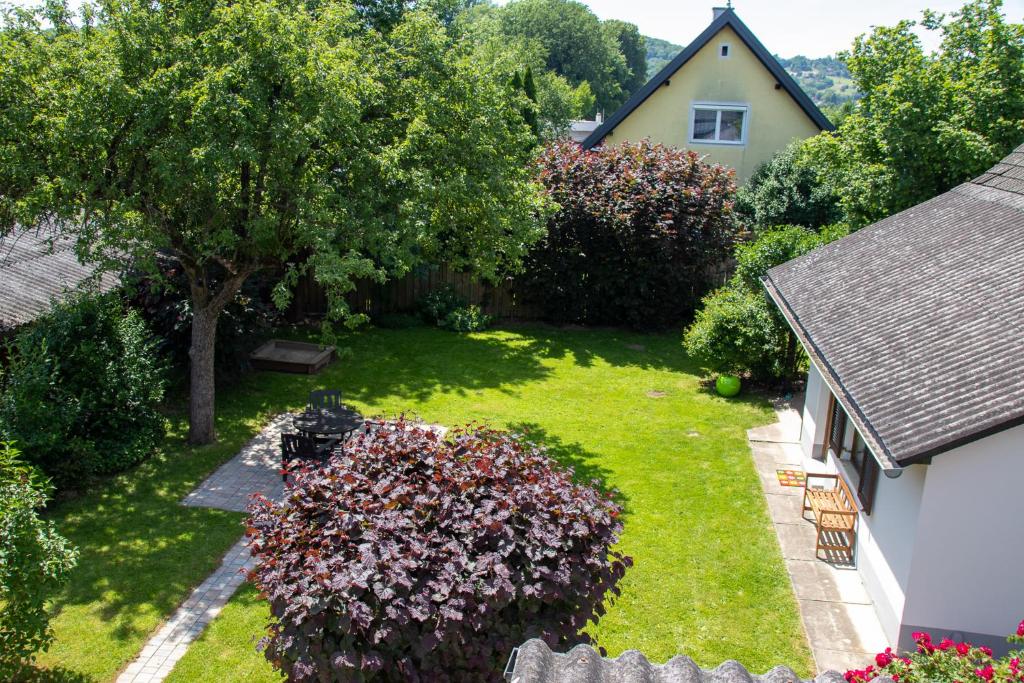 瓦格纳Apfelhaus的享有庭院的空中景色,庭院里有一棵树和一座房子