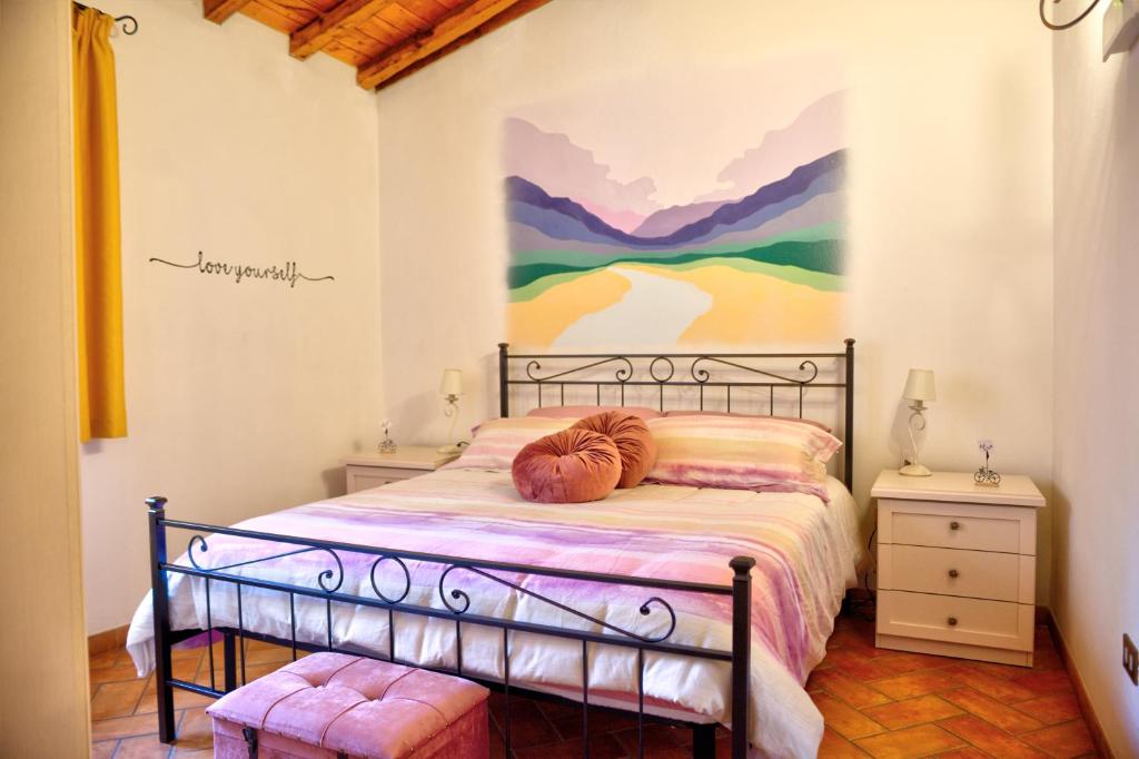坎帕尼亚诺·迪罗马Al Corso - Casa Vacanze的一间卧室配有一张壁画床