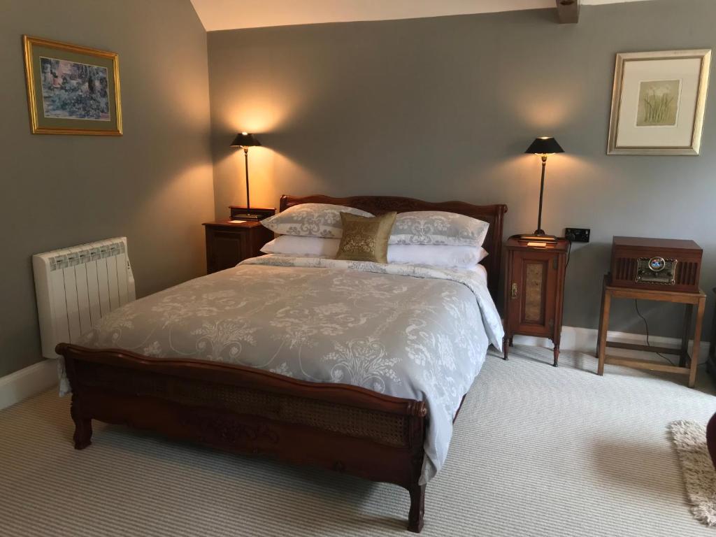 布里奇沃特The Cheese Room, self-contained cosy retreat in the Quantock Hills的一间卧室配有带白色床单和枕头的床。