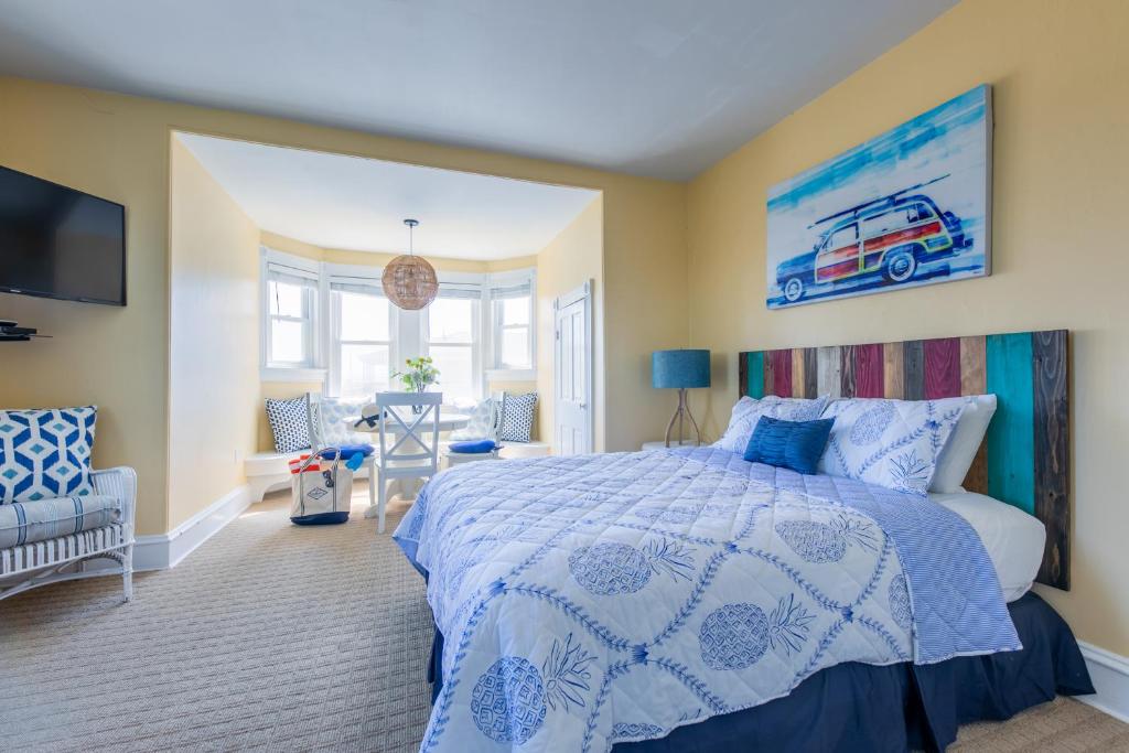 比奇港迎温沃德海滩宾馆的一间卧室配有一张带蓝色和白色床单的床。