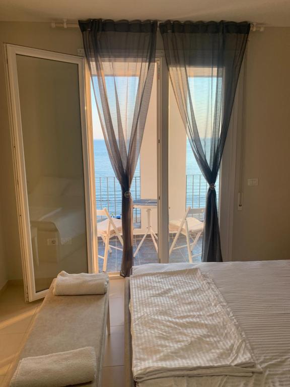 都拉斯viki sea view apartment的一间卧室配有一张床,享有海景