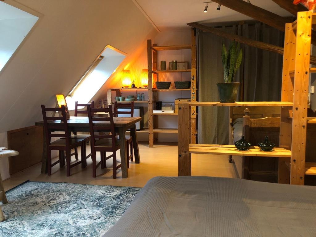 GraftB&B De Pauw - Country Home Cooking的配有一张床和一张桌子及椅子的房间