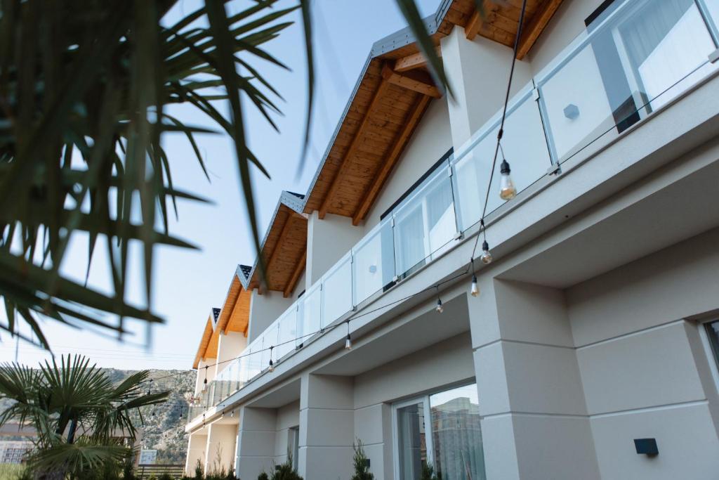 圣金Premium Villas Resort的享有大楼一侧的景致