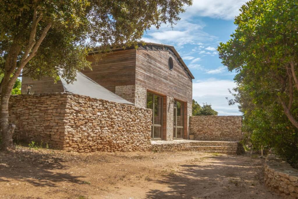 博尼法乔Charmante Villa »InDa »的砖屋,有石墙和树木