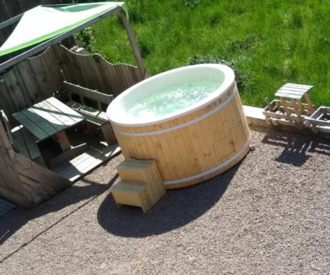 VagneyEntre-parenthèses的庭院顶部的木制浴缸